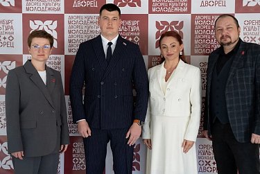 Депутат вручил первые паспорта юным оренбуржцам